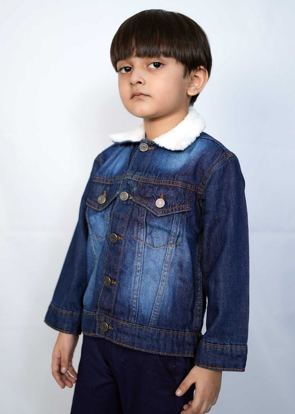 Dark blue denim jacket for kids with faux fur collar, showcasing cool style and comfort for everyday wear.